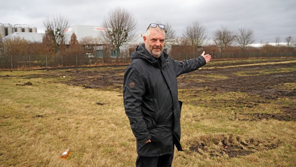 Die Firma Fromm Plastics erweitert sich auf der Kölledaer Kiebitzhöhe für 12 Millionen Euro. Norbert Reimann, Customer Relations/Sales Manager, weist auf das Gelände hin, auf dem ab Mitte März Werk III entsteht.