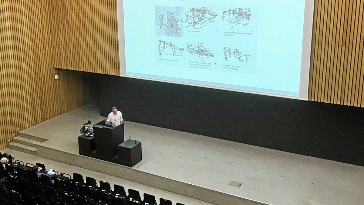 Der Fachbereich Medieninformatik an der Bauhaus-Universität Weimar lud alle Interessierten zur Weihnachtsvorlesung in das Audimax in der Steubenstraße 6 ein. Jan Ehlers, Juniorprofessor für Usability, gab einen Einblick in das Physiological Computing