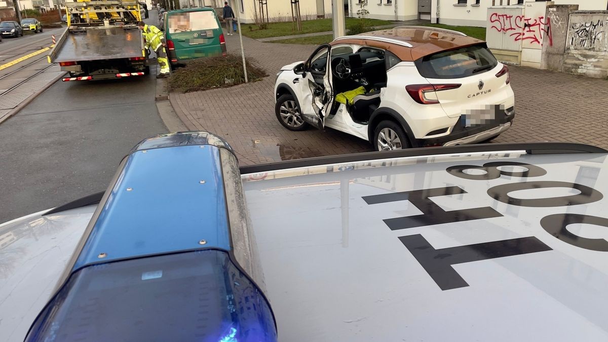 Zwei Personen wurden bei dem Unfall verletzt.