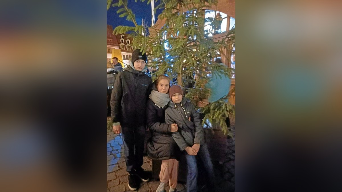 Tetiana Zlobinets mit ihren Söhnen Vitalii (12) und Andriy (11) auf dem Weihnachtsmarkt an einem ihrer letzten Abende in Gotha.