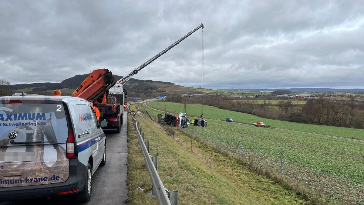 Am Freitag ist ein Autotransporter auf der Autobahn 4 zwischen Waltershausen und Sättelstädt verunglückt.