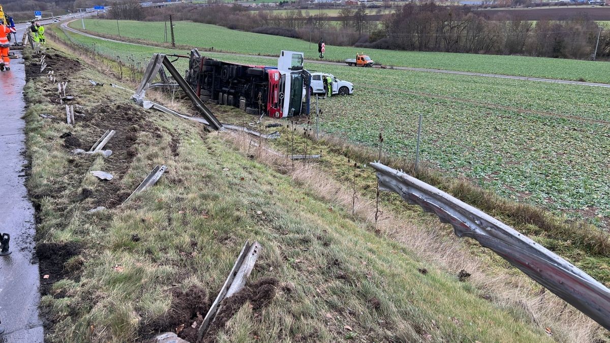 Nach ersten Informationen war der mit mehreren neuwertigen Audis beladene Lkw aus bisher ungeklärter Ursache bei Mechterstädt (Landkreis Gotha) von der Fahrbahn abgekommen und durchbrach die Leitplanke.