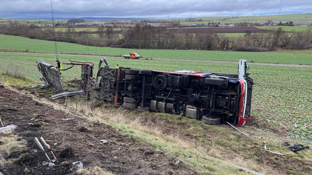 Anschließend rutschte er einen kleinen Hang hinab und kippte auf dem angrenzenden Feld um.