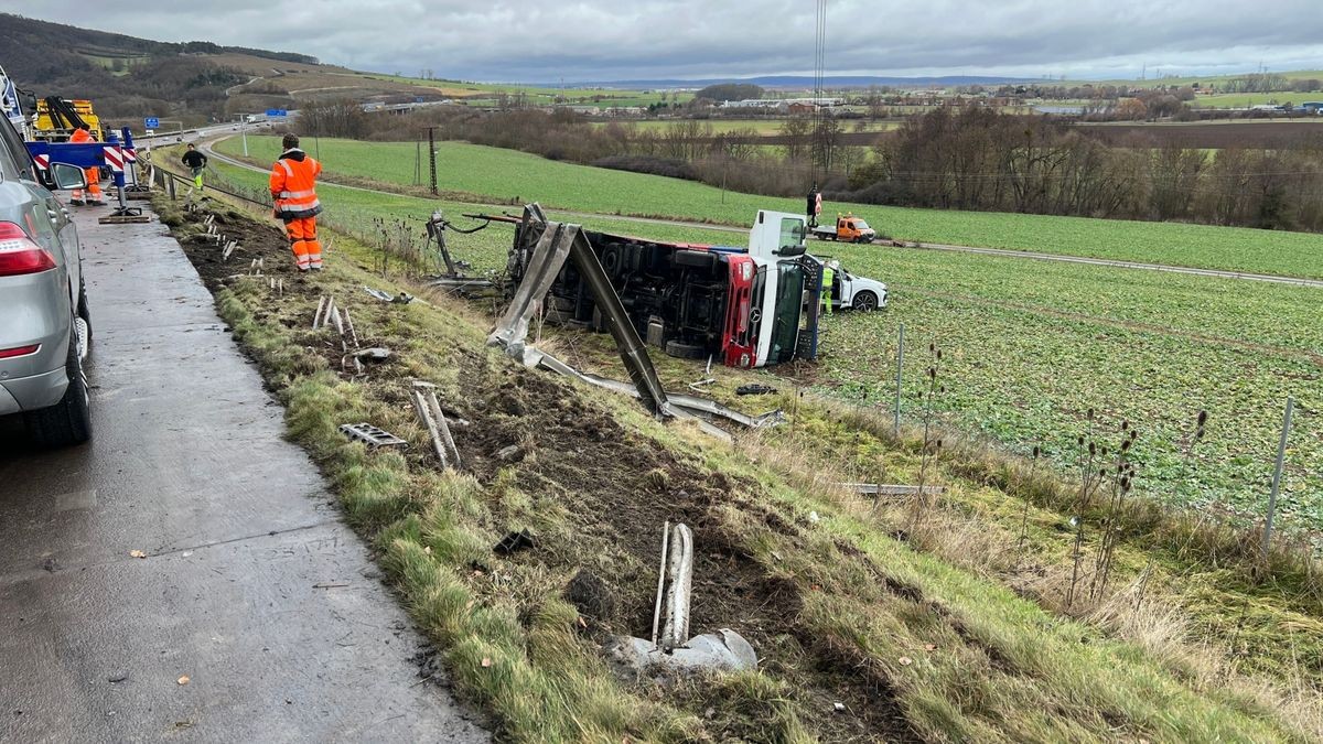 Die Bergungsarbeiten zogen sich hin, da die Fahrzeuge einzeln mit einem Spezialkran vom Lastwagen geborgen werden mussten, um diesen dann wieder aufrichten zu können.