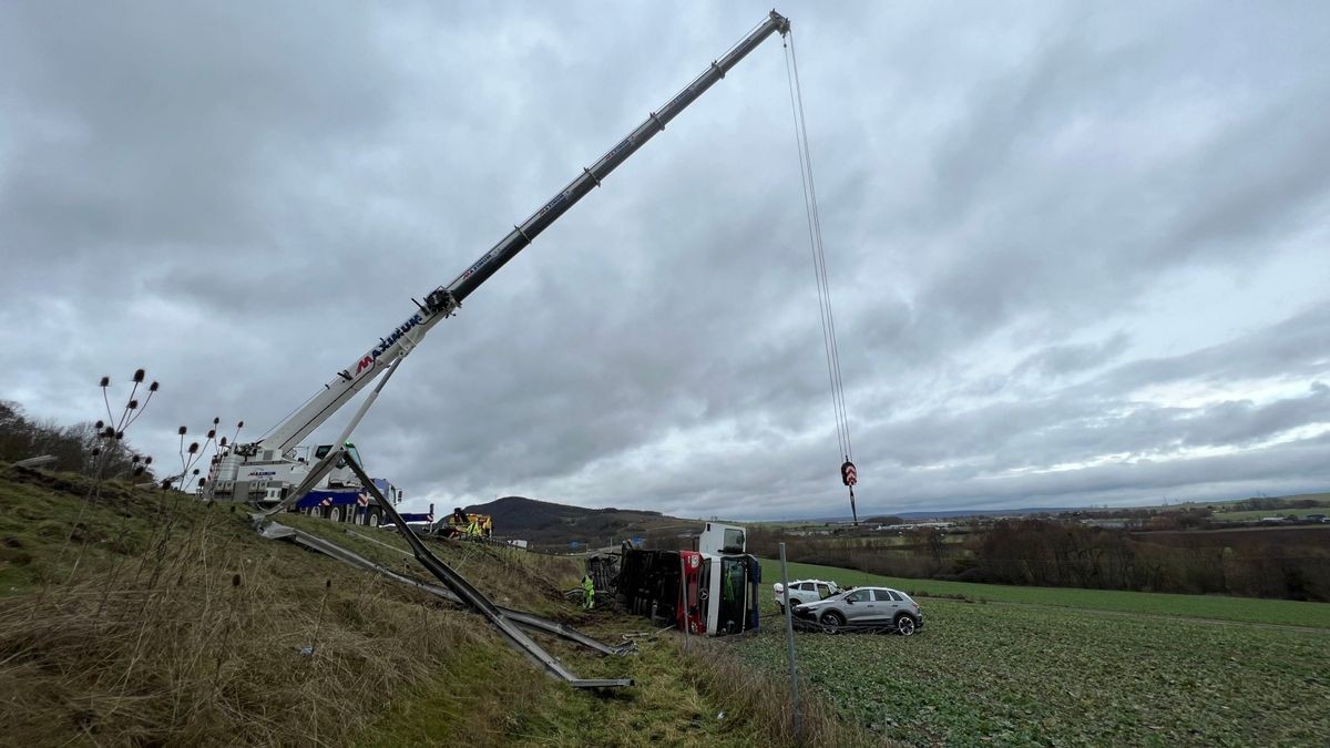 Am Freitag ist ein Autotransporter auf der Autobahn 4 zwischen Waltershausen und Sättelstädt verunglückt.