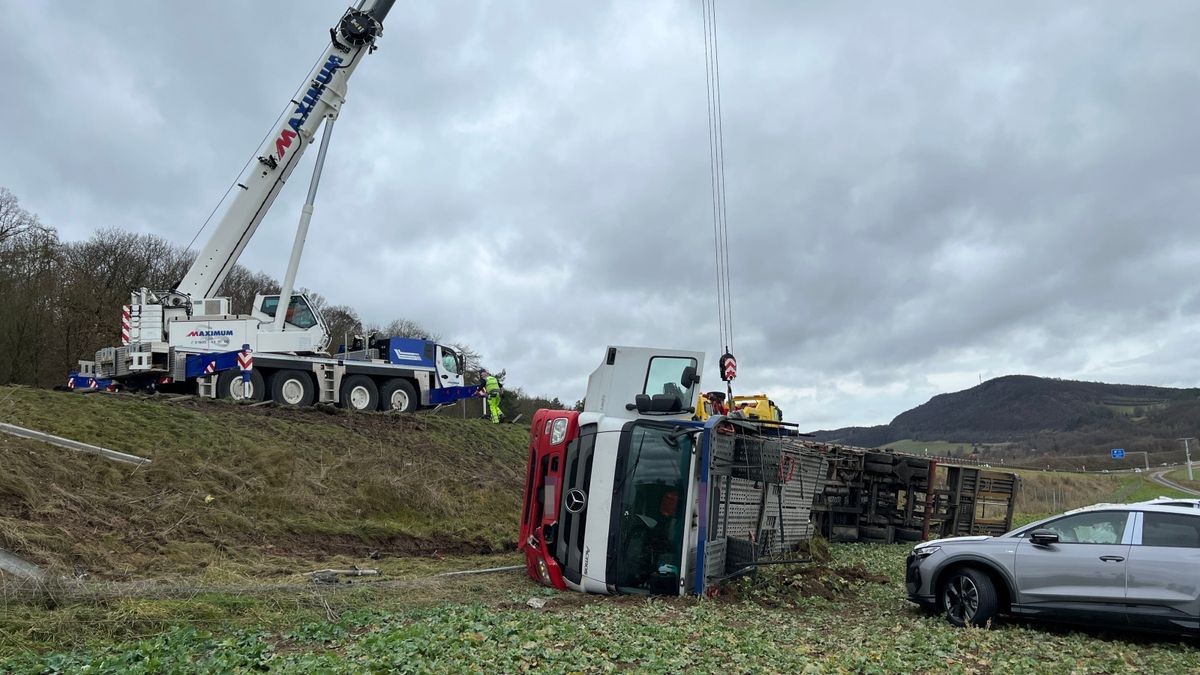 Am Freitag ist ein Autotransporter auf der Autobahn 4 zwischen Waltershausen und Sättelstädt verunglückt.