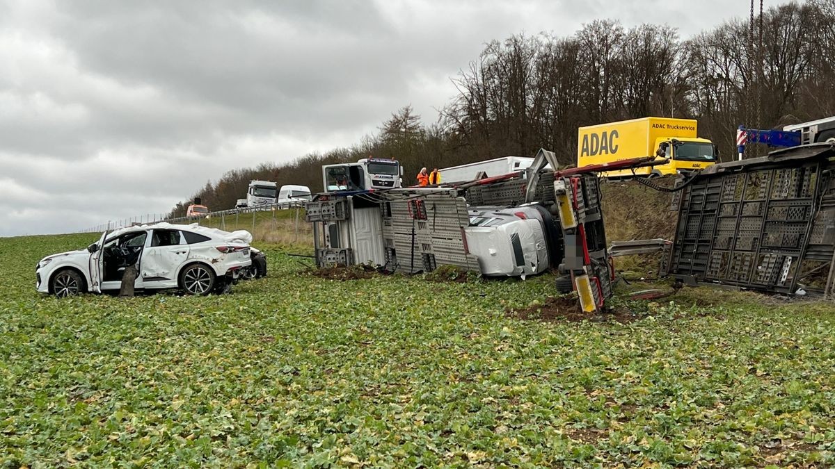 Am Freitag ist ein Autotransporter auf der Autobahn 4 zwischen Waltershausen und Sättelstädt verunglückt.