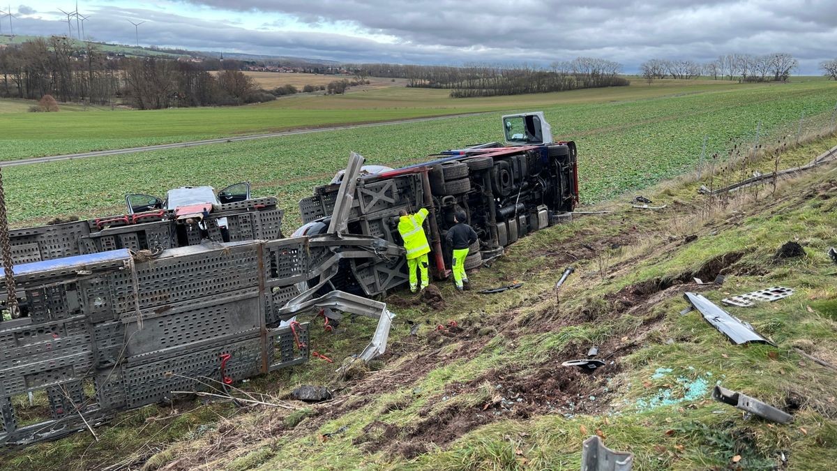 Am Freitag ist ein Autotransporter auf der Autobahn 4 zwischen Waltershausen und Sättelstädt verunglückt.