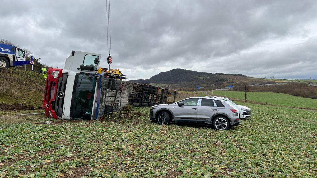 Am Freitag ist ein Autotransporter auf der Autobahn 4 zwischen Waltershausen und Sättelstädt verunglückt.