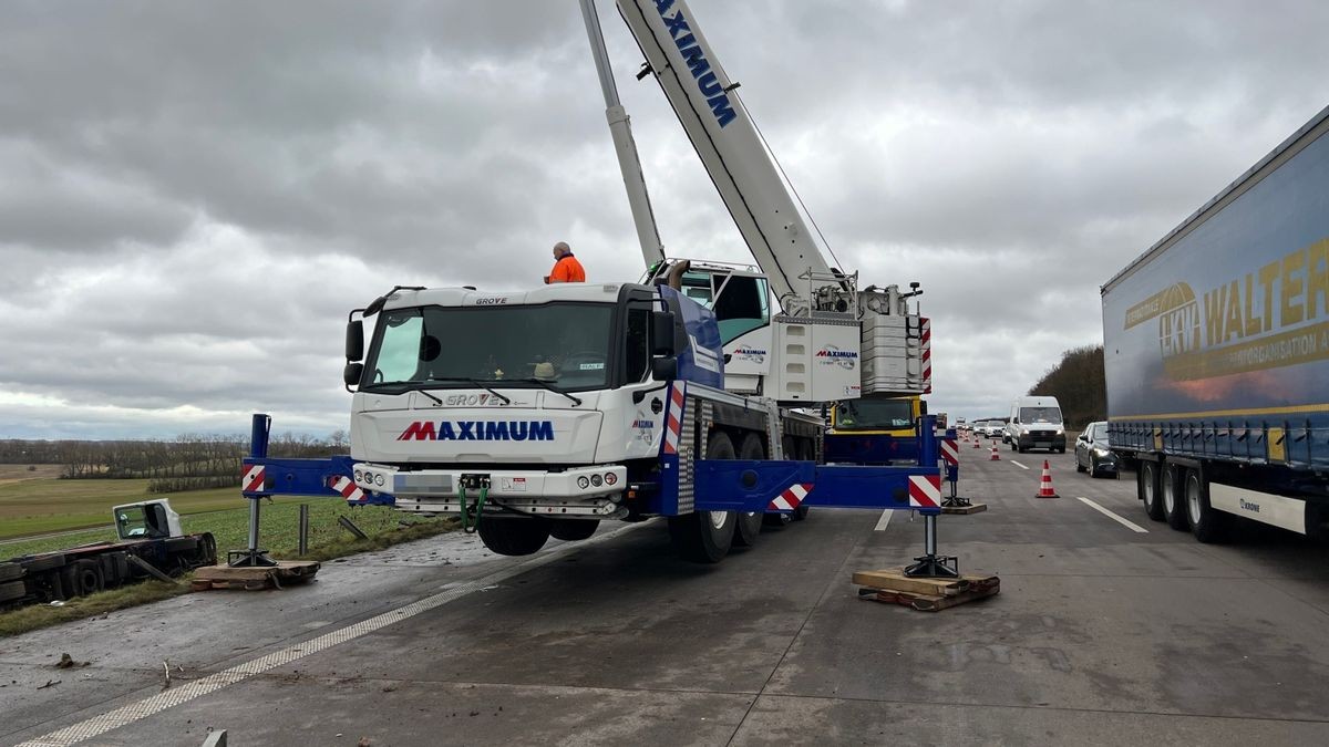 Am Freitag ist ein Autotransporter auf der Autobahn 4 zwischen Waltershausen und Sättelstädt verunglückt.