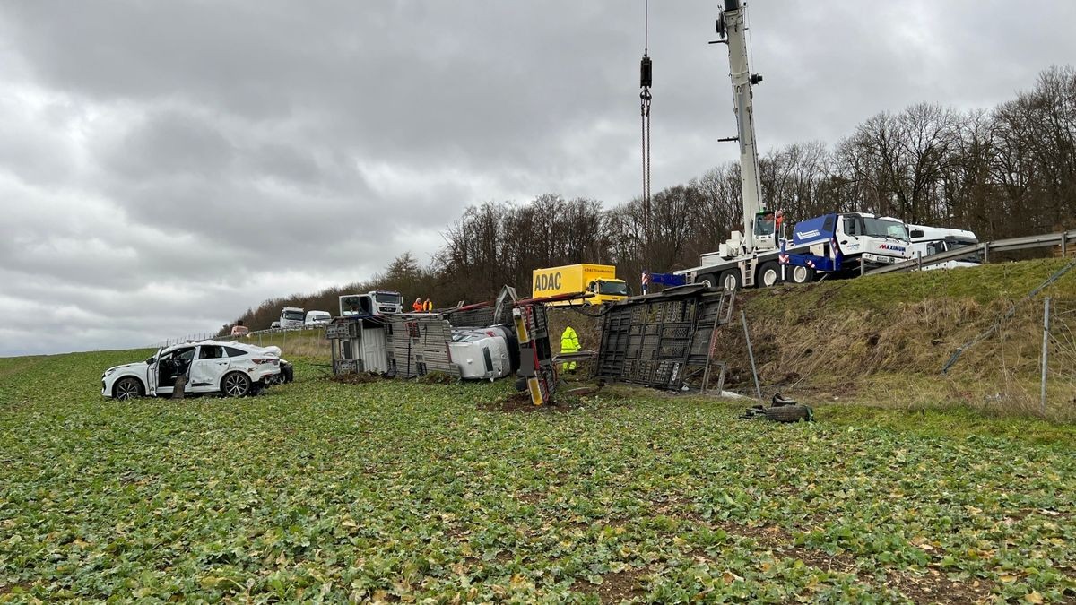 Am Freitag ist ein Autotransporter auf der Autobahn 4 zwischen Waltershausen und Sättelstädt verunglückt.