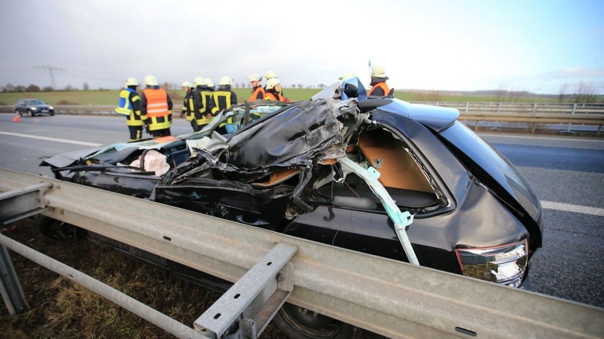 Danach blieb der völlig zerstörte Skoda an der Leitplanke stehen. 