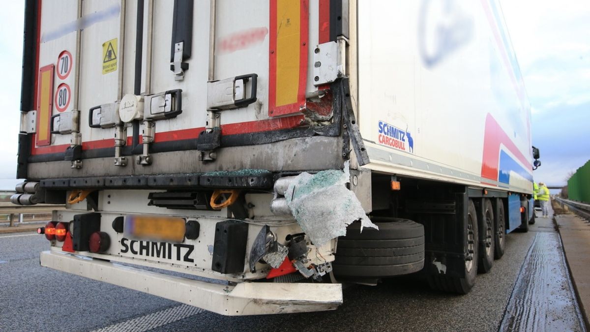 Bei einem Unfall auf der A38 wurde am Samstag ein 22-Jähriger schwer verletzt. Der Unfall ereignete sich zwischen den Anschlussstellen Heringen und Berga. 