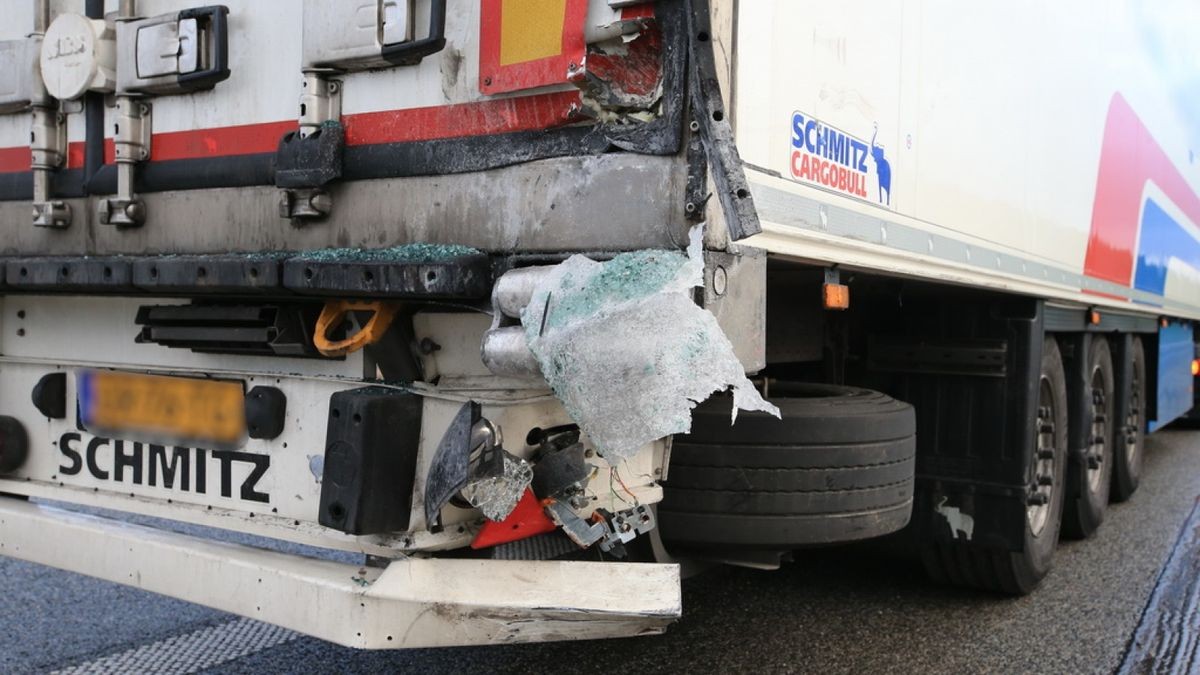 Aus bisher ungeklärter Ursache bremste der 22-jährige Fahrer bei einem Überholvorgang sehr stark ab und zog nach rechts. 