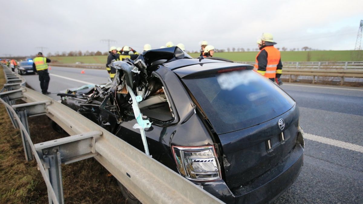 Bei einem Unfall auf der A38 wurde am Samstag ein 22-Jähriger schwer verletzt. Der Unfall ereignete sich zwischen den Anschlussstellen Heringen und Berga. 