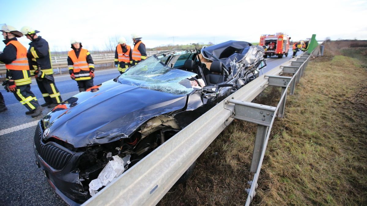 Der Fahrer eines Skoda fuhr auf der linken Fahrspur in Fahrtrichtung Halle. 