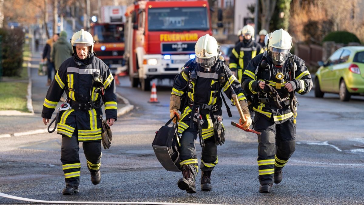 Nach ersten Erkenntnissen wollte die Bewohnerin der Brandwohnung Essen kochen. Dabei stürzte sie im Flur und kam nicht mehr auf die Beine.