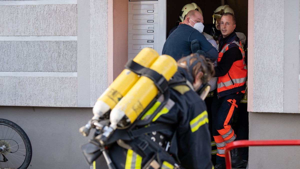 Die Rauchwarnmelder alarmierten die Nachbarn, die den Notruf wählten.