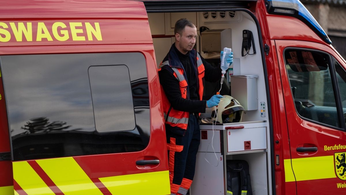 In der Wohnung lag die Bewohnerin reglos auf dem Boden. Sie wurde umgehend evakuiert und durch den Rettungsdienst und einen Notarzt betreut.