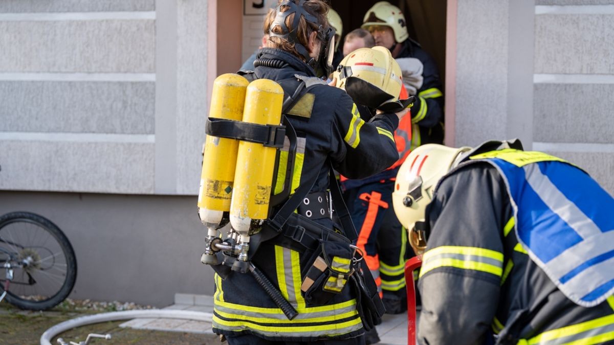 Offenbar gerade noch rechtzeitig hat die Feuerwehr an Heiligabend in der William-Shakespeare-Straße in Weimar eine Frau aus einer verrauchten Wohnung gerettet.