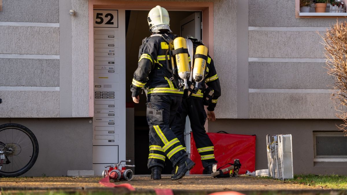 Die Kameraden der Berufsfeuerwehr freuten sich auf das Ende des Einsatzes.