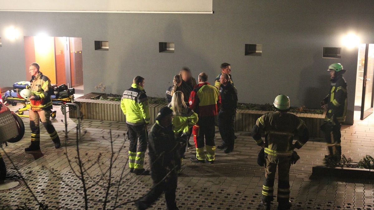 Eigene Löschversuche der Bewohner scheiterten, weswegen die Feuerwehr alarmiert wurde.