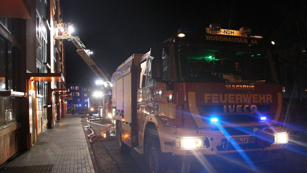 Neben 37 Einsatzkräften der Feuerwehr waren der Rettungsdienst, Notarzt und Polizei im Einsatz.