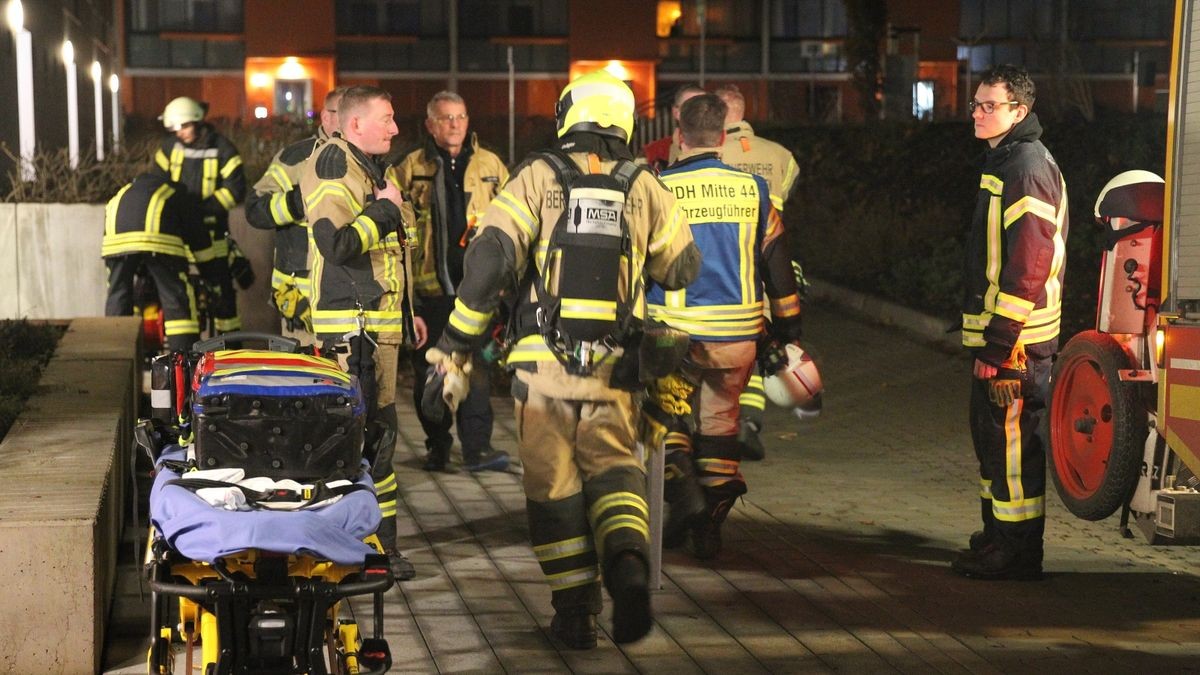 Aus der betreffenden Wohnung konnten zwei Personen durch die Feuerwehr gerettet werden.