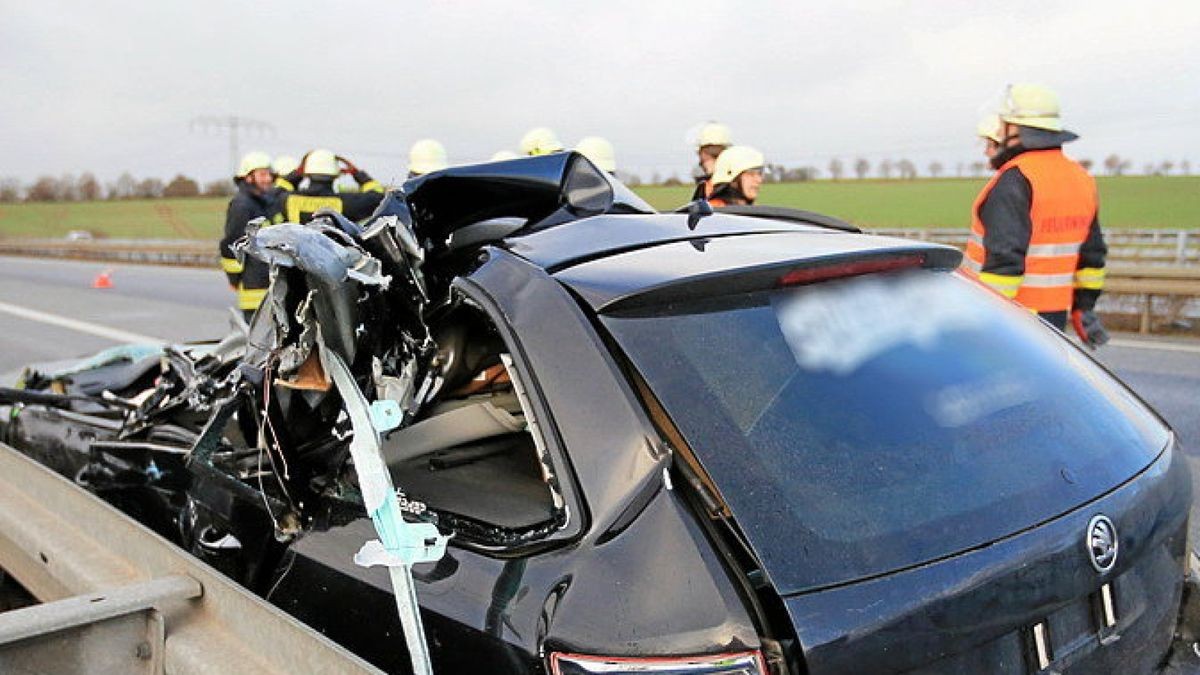 Bei einem Unfall auf der A38 wird ein 22-Jähriger schwer verletzt. Glücklicherweise scheint der Fahrer mehrere Schutzengel gehabt zu haben, wenn man das vollkommen zerstörte Fahrzeug sieht. 