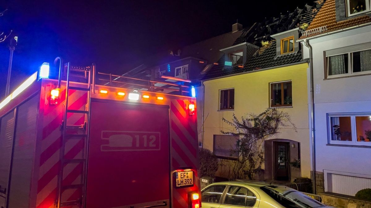 In der Saarstraße in Erfurt ist es am 1. Weihnachtsfeiertag zu einem Dachstuhlbrand gekommen.