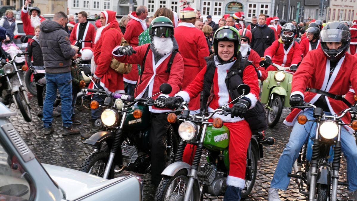 Weihnachtsmann-Ausfahrt am 24. Dezember: Um 10 Uhr setzten sich mehr als 300 Simson- und MZ-Fahrer ab Domplatz in Bewegung und fuhren als Weihnachtsmänner (und -frauen) kostümiert durch die Innenstadt. 