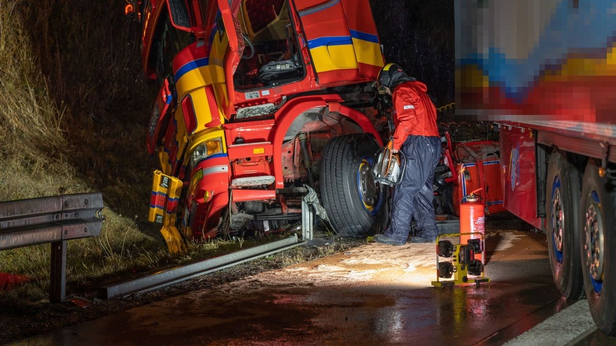 Vermutlich wegen Aquaplanings war ein Fahrer eines Sattelzuges zwischen Schleiz und Dittersdorf mit seinem Fahrzeug ins Schleudern geraten. 