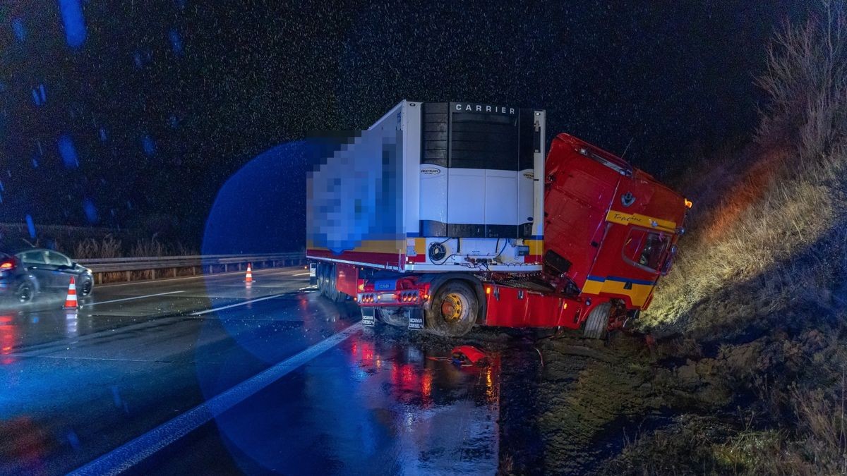 Der Laster stellte sich quer zur Fahrbahn und verkeilte sich mit einer Leitplanke. 