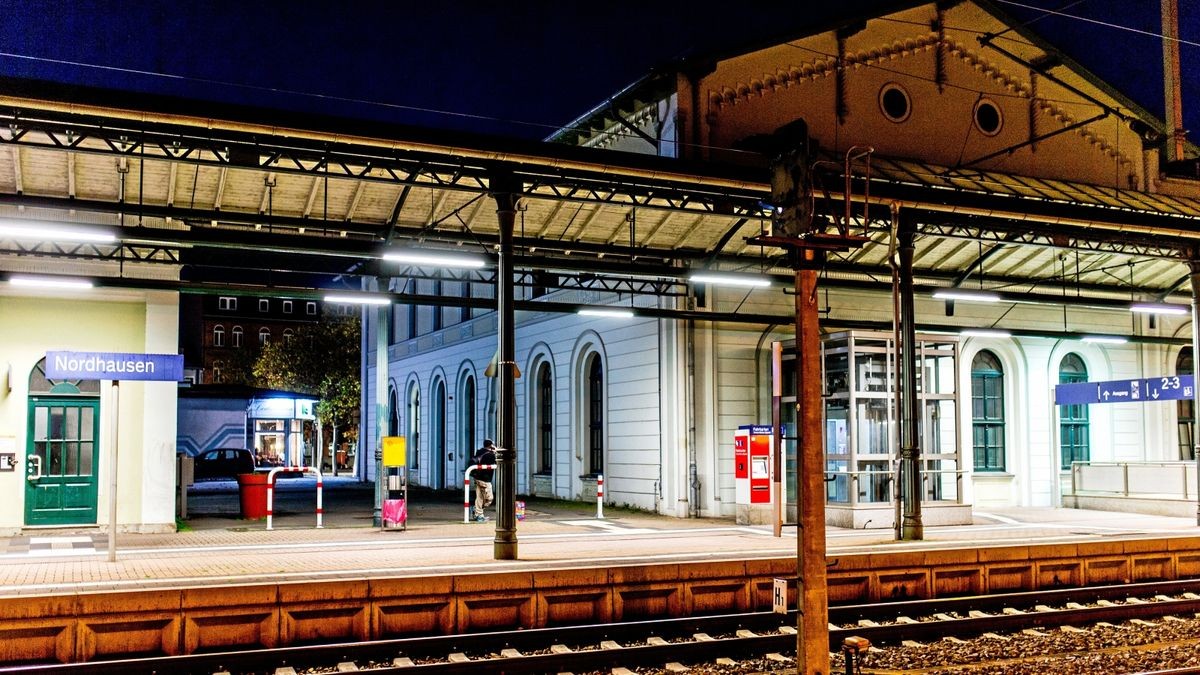 Ein Blick in den Nordhäuser Bahnhof. Hier sollen in der Silvesternacht auch Züge aus Richtung Halle ankommen. (Archivbild)