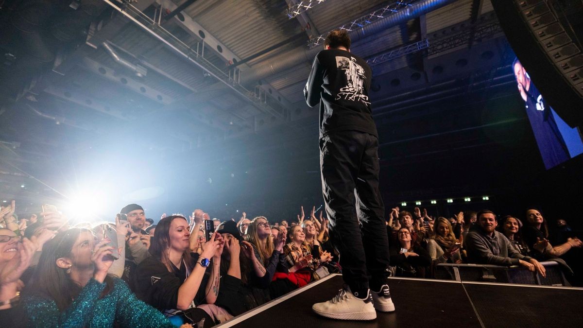 Meine Liebe, meine Heimatstadt. Clueso ist eine Puffbohne und liebt seine Heimatstadt Erfurt. Das Weihnachtskonzert ist fast schon Tradition und zog am Mittwochabend 9000 Gäste in die Erfurter Messehalle. Das Konzert war restlos ausverkauft.