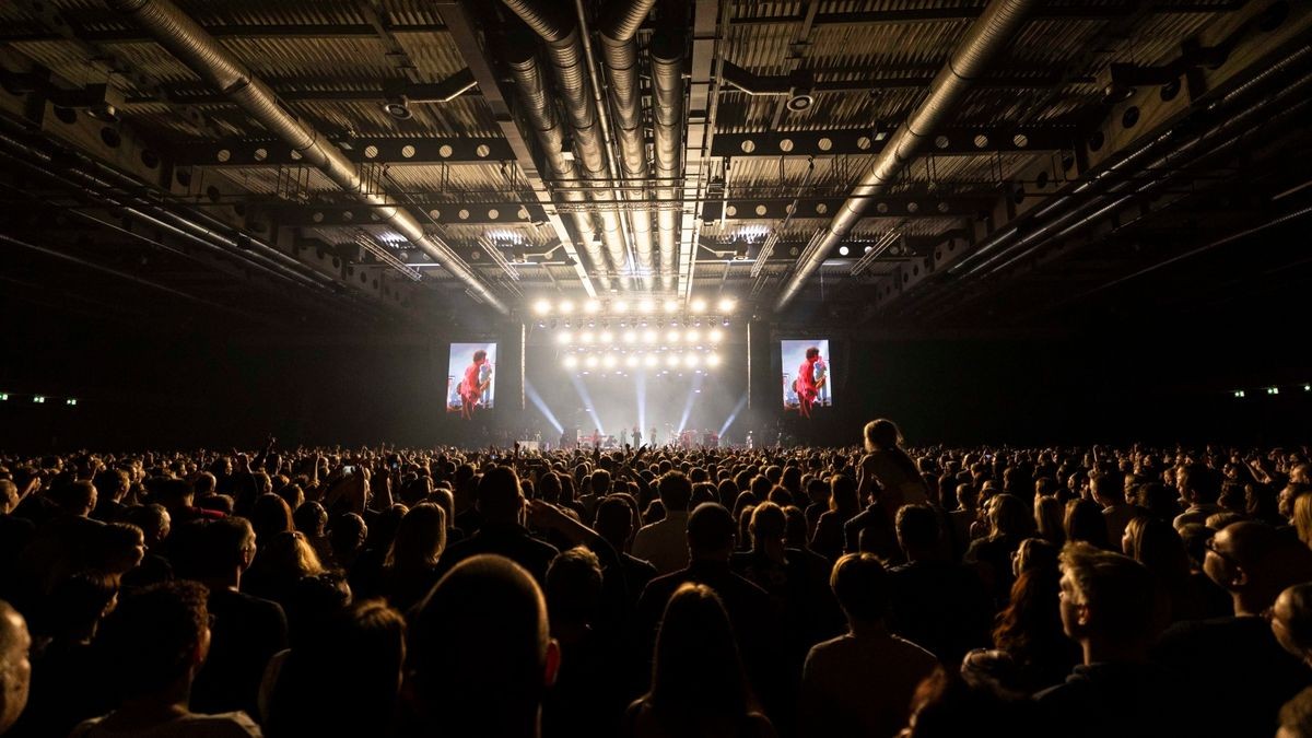 Meine Liebe, meine Heimatstadt. Clueso ist eine Puffbohne und liebt seine Heimatstadt Erfurt. Das Weihnachtskonzert ist fast schon Tradition und zog am Mittwochabend 9000 Gäste in die Erfurter Messehalle. Das Konzert war restlos ausverkauft.