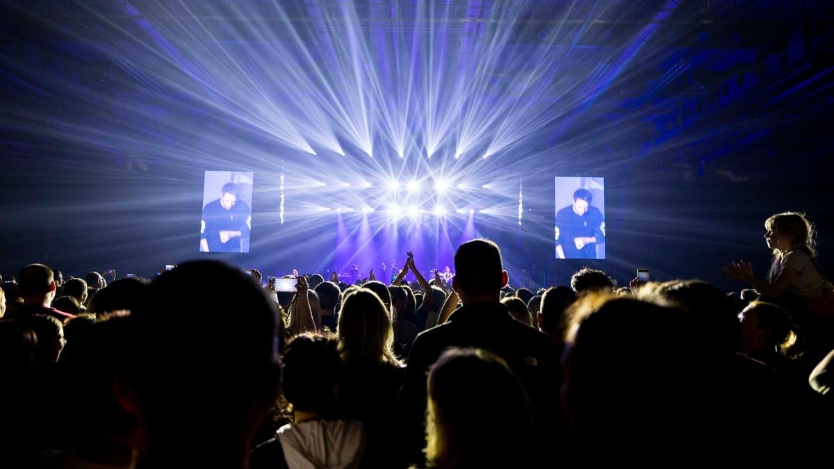 Meine Liebe, meine Heimatstadt. Clueso ist eine Puffbohne und liebt seine Heimatstadt Erfurt. Das Weihnachtskonzert ist fast schon Tradition und zog am Mittwochabend 9000 Gäste in die Erfurter Messehalle. Das Konzert war restlos ausverkauft.