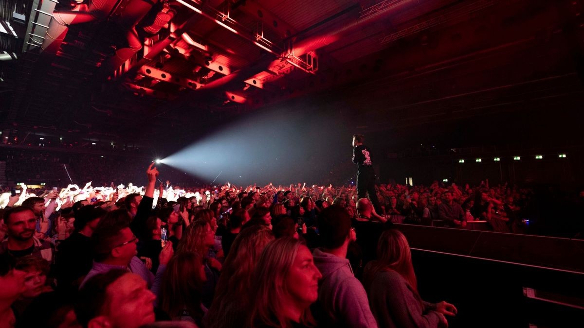 Meine Liebe, meine Heimatstadt. Clueso ist eine Puffbohne und liebt seine Heimatstadt Erfurt. Das Weihnachtskonzert ist fast schon Tradition und zog am Mittwochabend 9000 Gäste in die Erfurter Messehalle. Das Konzert war restlos ausverkauft.