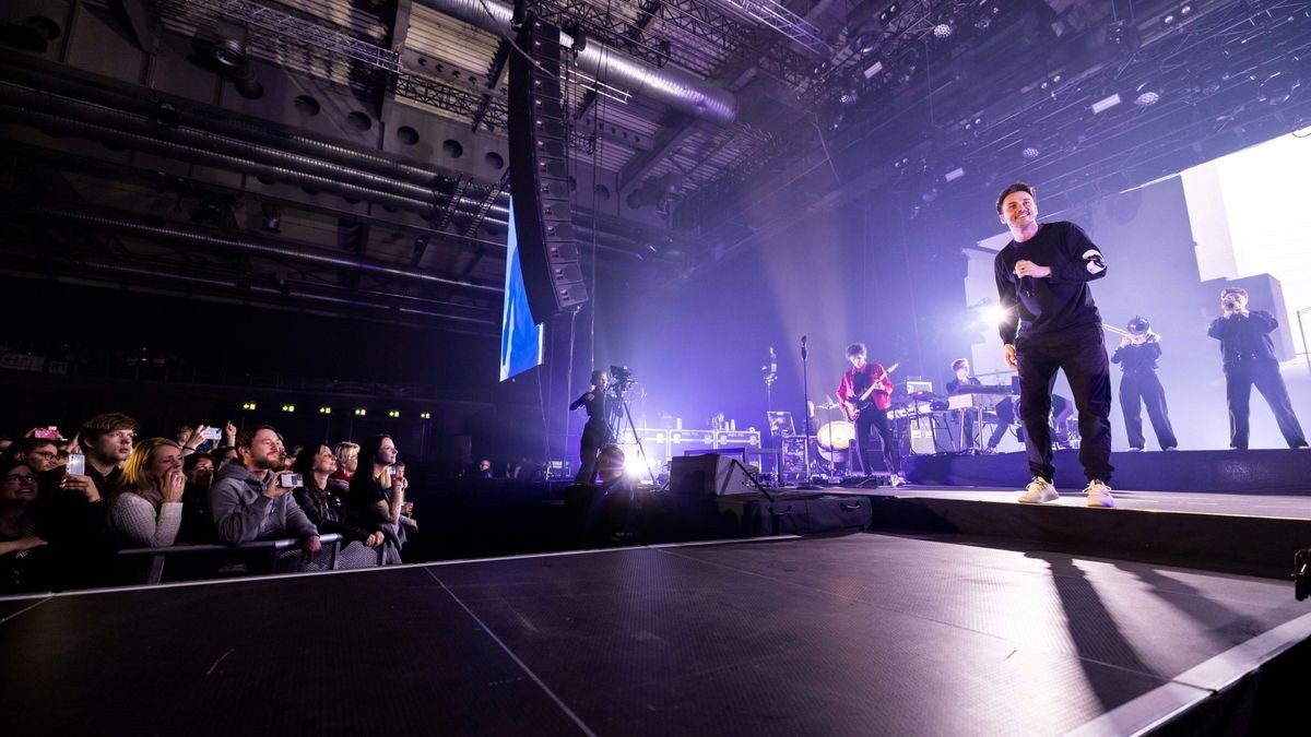 Meine Liebe, meine Heimatstadt. Clueso ist eine Puffbohne und liebt seine Heimatstadt Erfurt. Das Weihnachtskonzert ist fast schon Tradition und zog am Mittwochabend 9000 Gäste in die Erfurter Messehalle. Das Konzert war restlos ausverkauft.