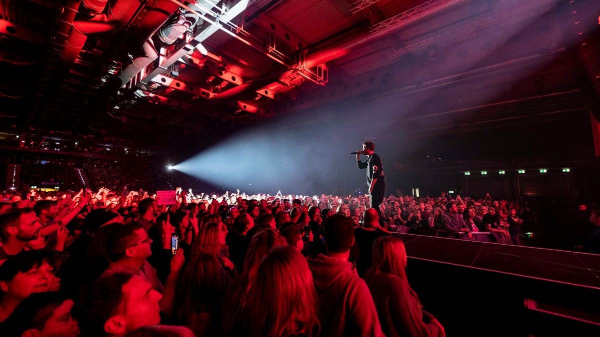 Meine Liebe, meine Heimatstadt. Clueso ist eine Puffbohne und liebt seine Heimatstadt Erfurt. Das Weihnachtskonzert ist fast schon Tradition und zog am Mittwochabend 9000 Gäste in die Erfurter Messehalle. Das Konzert war restlos ausverkauft.