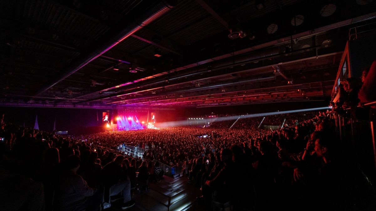 Meine Liebe, meine Heimatstadt. Clueso ist eine Puffbohne und liebt seine Heimatstadt Erfurt. Das Weihnachtskonzert ist fast schon Tradition und zog am Mittwochabend 9000 Gäste in die Erfurter Messehalle. Das Konzert war restlos ausverkauft.