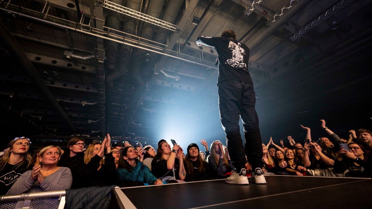 Meine Liebe, meine Heimatstadt. Clueso ist eine Puffbohne und liebt seine Heimatstadt Erfurt. Das Weihnachtskonzert ist fast schon Tradition und zog am Mittwochabend 9000 Gäste in die Erfurter Messehalle. Das Konzert war restlos ausverkauft.