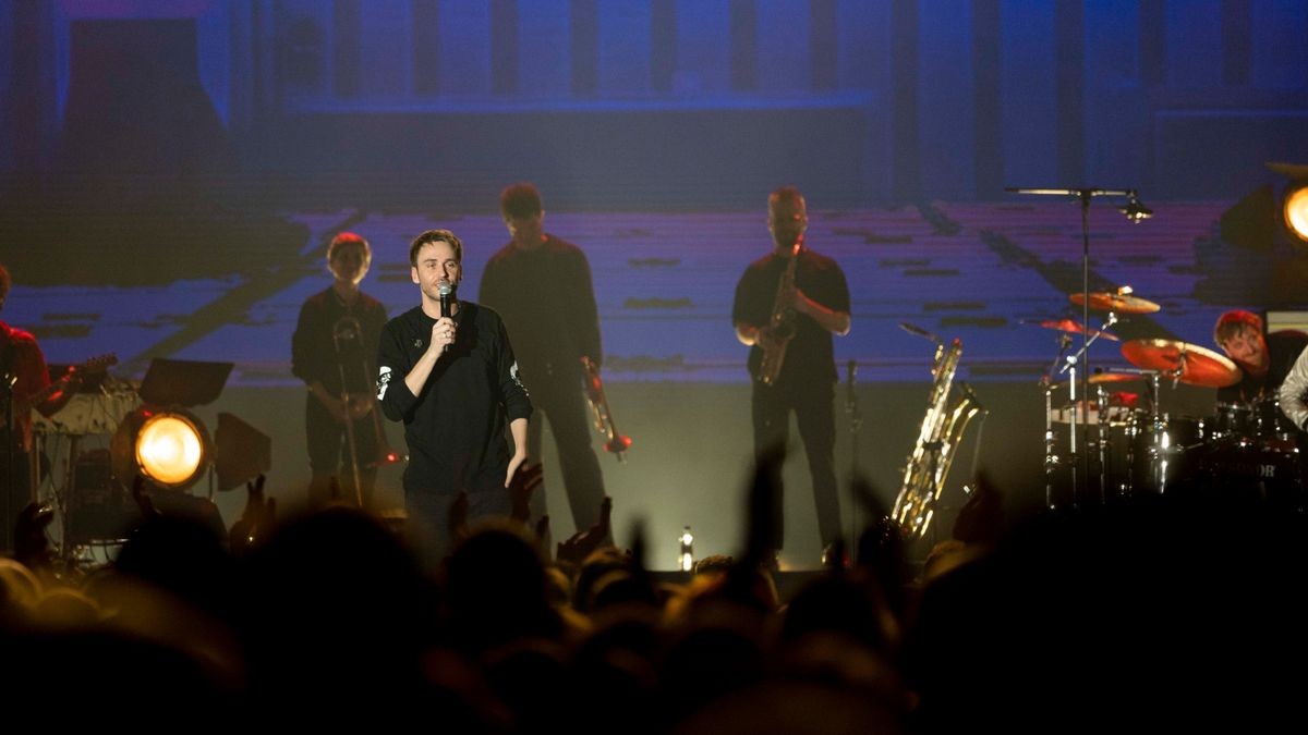 Meine Liebe, meine Heimatstadt. Clueso ist eine Puffbohne und liebt seine Heimatstadt Erfurt. Das Weihnachtskonzert ist fast schon Tradition und zog am Mittwochabend 9000 Gäste in die Erfurter Messehalle. Das Konzert war restlos ausverkauft.