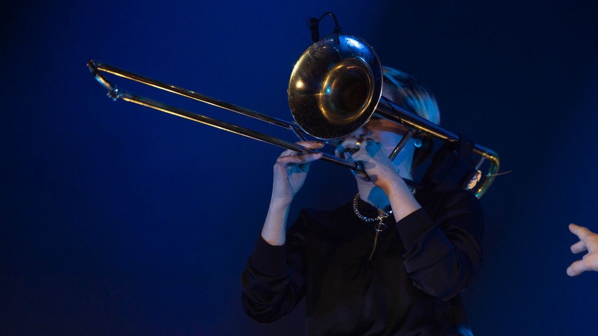 Meine Liebe, meine Heimatstadt. Clueso ist eine Puffbohne und liebt seine Heimatstadt Erfurt. Das Weihnachtskonzert ist fast schon Tradition und zog am Mittwochabend 9000 Gäste in die Erfurter Messehalle. Das Konzert war restlos ausverkauft.