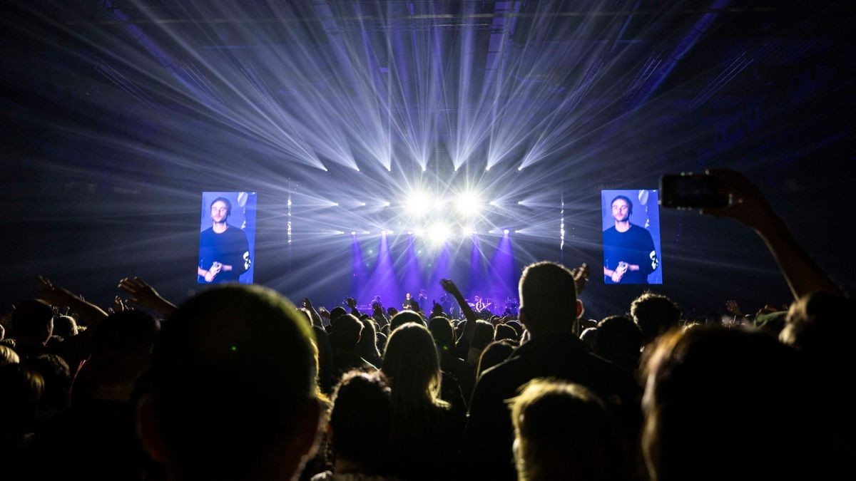 Meine Liebe, meine Heimatstadt. Clueso ist eine Puffbohne und liebt seine Heimatstadt Erfurt. Das Weihnachtskonzert ist fast schon Tradition und zog am Mittwochabend 9000 Gäste in die Erfurter Messehalle. Das Konzert war restlos ausverkauft.