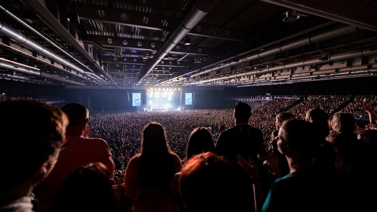 Meine Liebe, meine Heimatstadt. Clueso ist eine Puffbohne und liebt seine Heimatstadt Erfurt. Das Weihnachtskonzert ist fast schon Tradition und zog am Mittwochabend 9000 Gäste in die Erfurter Messehalle. Das Konzert war restlos ausverkauft.