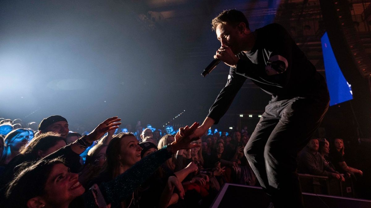 Meine Liebe, meine Heimatstadt. Clueso ist eine Puffbohne und liebt seine Heimatstadt Erfurt. Das Weihnachtskonzert ist fast schon Tradition und zog am Mittwochabend 9000 Gäste in die Erfurter Messehalle. Das Konzert war restlos ausverkauft.