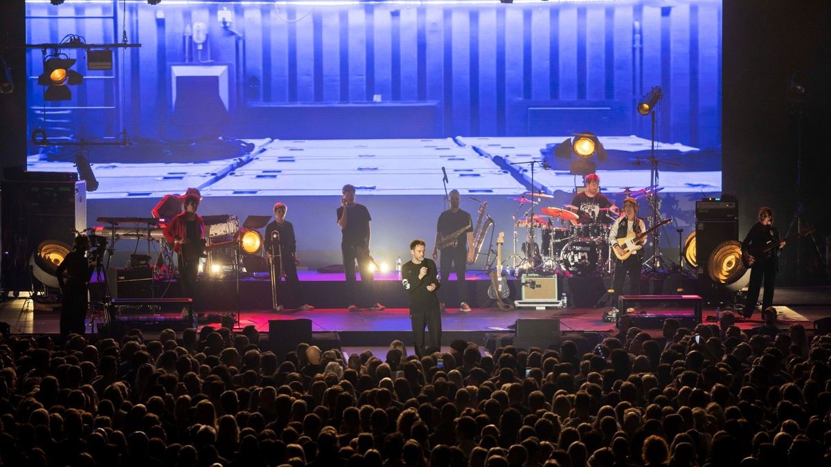 Meine Liebe, meine Heimatstadt. Clueso ist eine Puffbohne und liebt seine Heimatstadt Erfurt. Das Weihnachtskonzert ist fast schon Tradition und zog am Mittwochabend 9000 Gäste in die Erfurter Messehalle. Das Konzert war restlos ausverkauft.