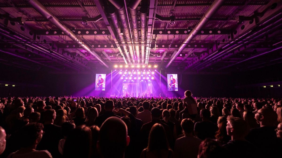 Meine Liebe, meine Heimatstadt. Clueso ist eine Puffbohne und liebt seine Heimatstadt Erfurt. Das Weihnachtskonzert ist fast schon Tradition und zog am Mittwochabend 9000 Gäste in die Erfurter Messehalle. Das Konzert war restlos ausverkauft.