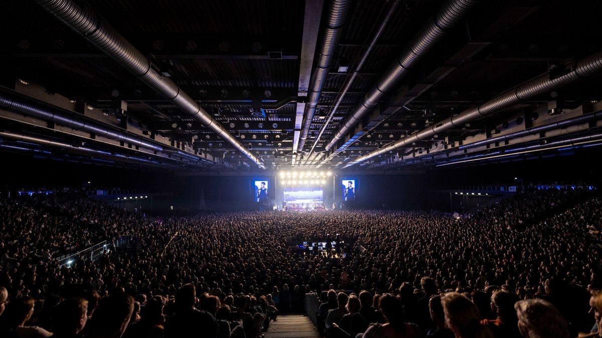 Meine Liebe, meine Heimatstadt. Clueso ist eine Puffbohne und liebt seine Heimatstadt Erfurt. Das Weihnachtskonzert ist fast schon Tradition und zog am Mittwochabend 9000 Gäste in die Erfurter Messehalle. Das Konzert war restlos ausverkauft.